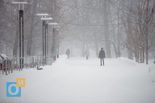 Зима в Подмосковье: пешеходная зона улицы Маршала Неделина завалена снегом, Сильный снегопад в Одинцово