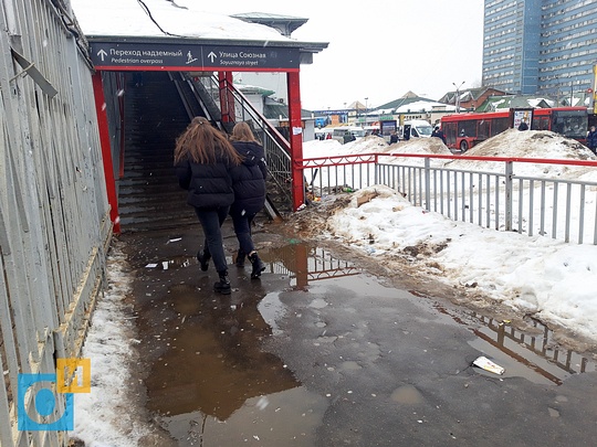 У надземного перехода на станции, Одинцово затапливает талыми водами с реагентами