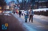 Красногорское шоссе, отец с сыном гуляют