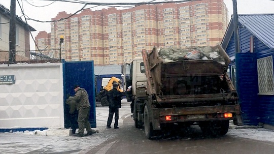 Грузовой автомобиль с мусором приезжает на базу «Одинцовского КХиБ», Планёрка в администрации Одинцовского района