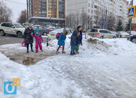 Пешеходный переход у ОЛГ, Одинцово затапливает талыми водами с реагентами
