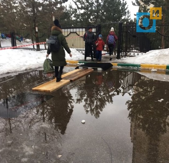 Калитка у входа в школу №16, Одинцово затапливает талыми водами с реагентами