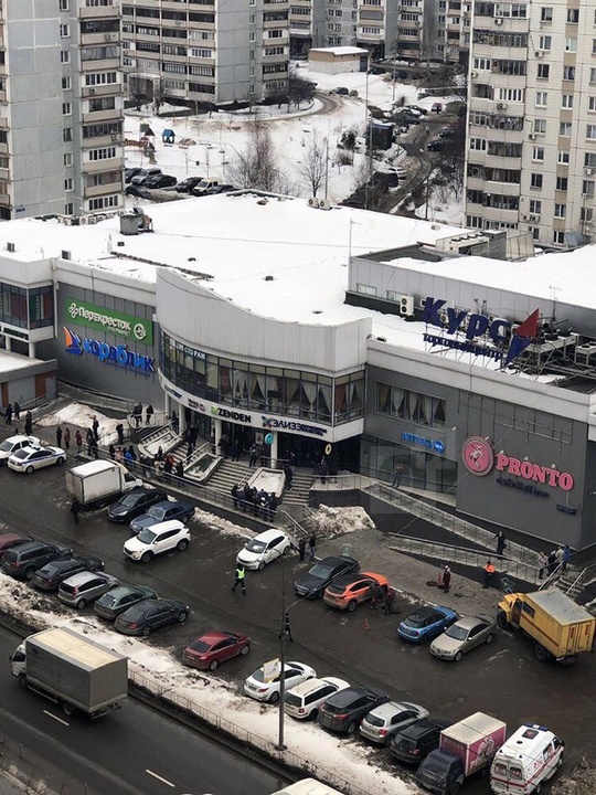 ТЦ «Курс» эвакуируют в Одинцово, В Одинцово эвакуируют людей из-за сообщений о минировании зданий