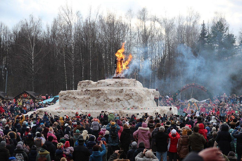 Сожжение чучела на Масленице в Захарово, Более 15 тысяч человек собрала Масленица в Захарово