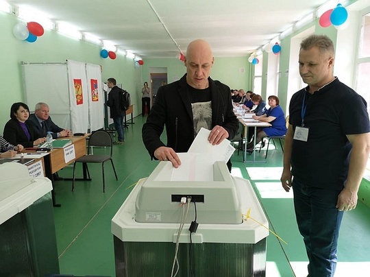 Заслуженный артист РФ Денис Майданов проголосовал на участке в гимназии №14 города Одинцово, Апрель