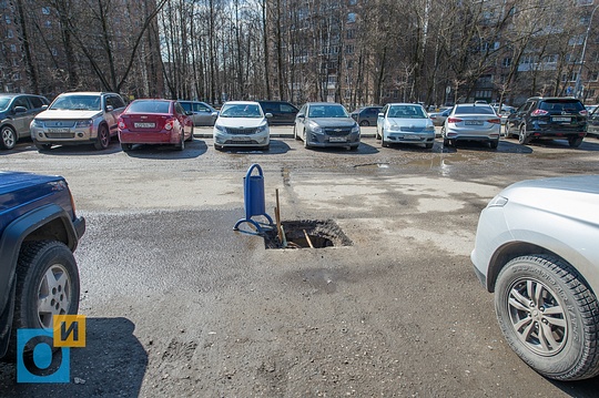 Власти более месяца не могут отремонтировать провалившийся люк на парковке у ЦРБ Одинцово, Власти более месяца не могут отремонтировать провалившийся люк на парковке у ЦРБ Одинцово