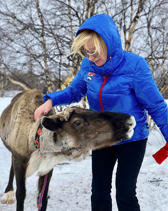 Оксана Пушкина гладит северного оленя, фото Instagram, Оксана Пушкина на первом женском Арктическом форуме в Нарьян-Маре