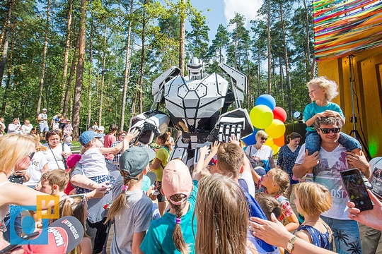 Дети окружили аниматора в костюме робота, Парк «Раздолье» официально открыт