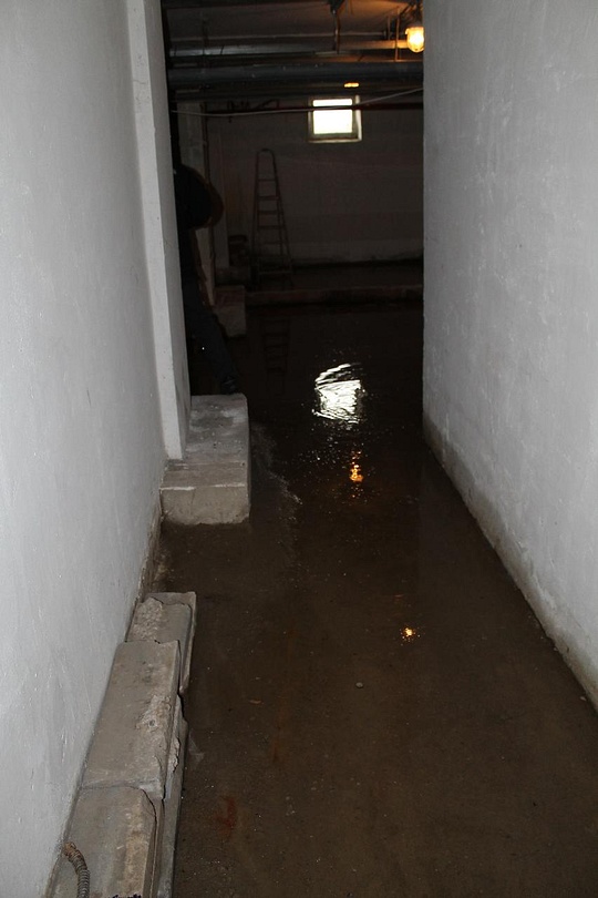 После дождей затапливает подвал в доме №8 в микрорайоне Пронина, После дождей в Звенигороде затапливает придомовую территорию