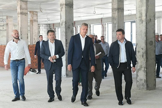 Андрей Воробьёв и Андрей Иванов на проверке строительства школы, Воробьёв: «Проблему нехватки школ должны решить в 2023 году»