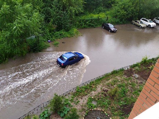 Автомобиль прорывается через водную преграду, После дождей в Звенигороде затапливает придомовую территорию