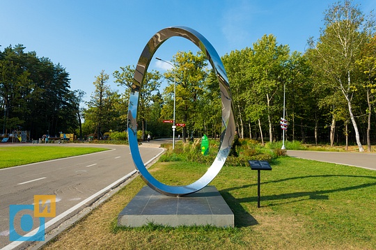 Арт-объект «Бесконечная кривая», автор Венцинь Чень, Скульптуры из парка Зарядье в парке имени Ларисы Лазутиной в Одинцово