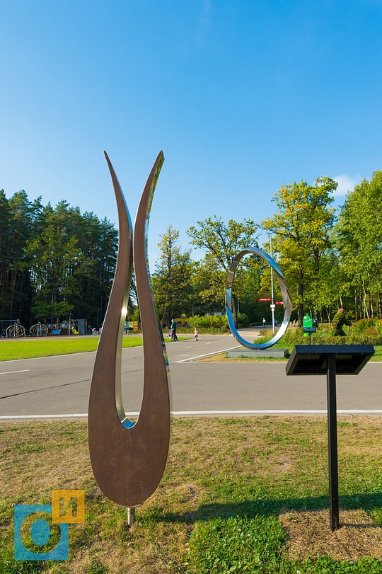 Арт-объект «Тюльпан», автор Симон Хемпселл, Скульптуры из парка Зарядье в парке имени Ларисы Лазутиной в Одинцово