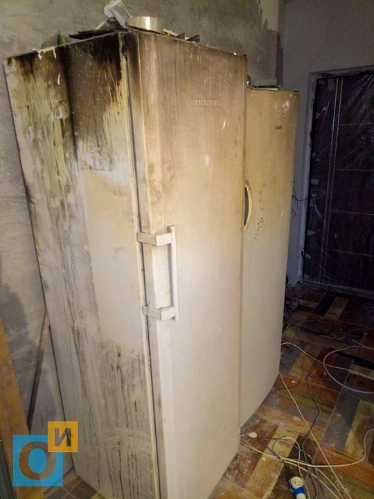 Два холодильника, уцелевших после пожара, С четырьмя детьми — на улицу