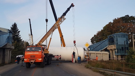 Место ДТП, Авария в Селятино: фура снесла пешеходный мост