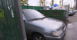 Автомобиль припаркован на мусорной площадке в Одинцово, улица Белорусская, между домами 2 и 4