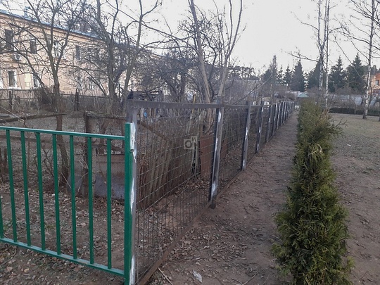 На детской площадке установили забор с кладбища, На детской площадке установили забор с кладбища