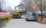 С тротуара эвакуируют каршеринг Smart ForTwo «Делимобиль», к906оа799