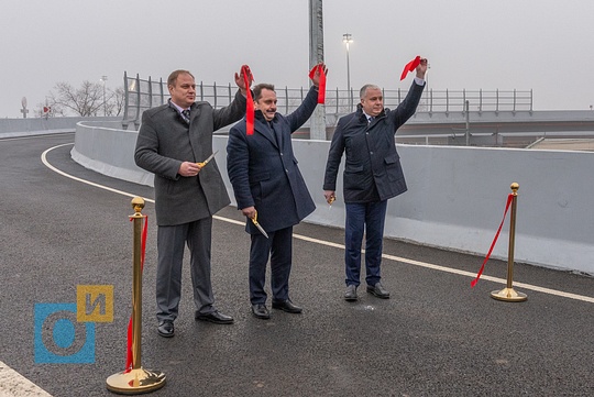 Красную ленточку торжественно перерезали в 10 часов утра 26 декабря 2019 года, Открытие Внуковской развязки, красная лента, торжественное открытие, мост, эстакада, проезд