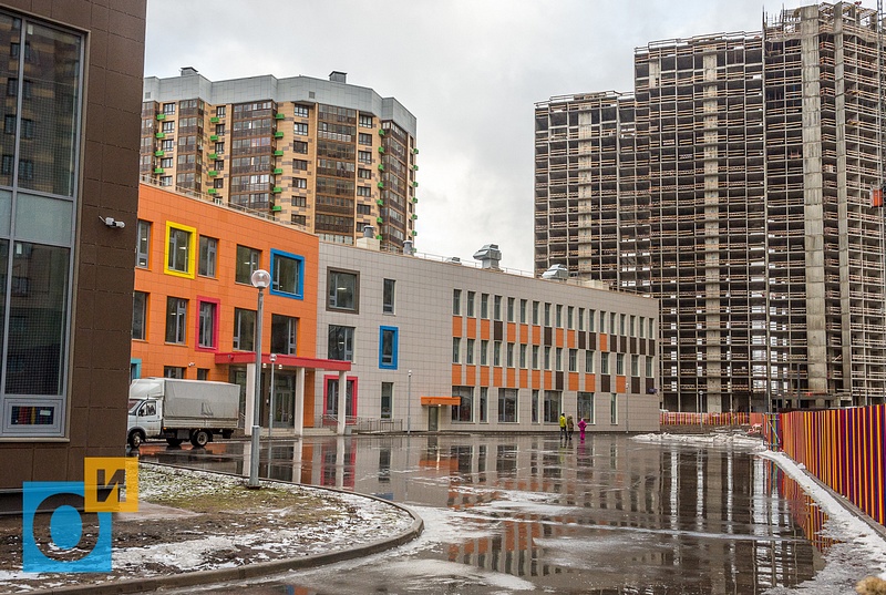 Основной вход в школу окружен ещё строящимися высотками, Школа №17 корпус в ЖК «Сколковский»