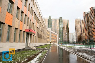Фасад школы со стороны стадиона