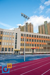 Светодиодные прожекторы без отражателей, установленные на стадионе школы №17, светят в окна сотен квартир многоэтажного дома напротив