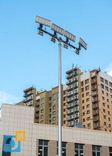 Светодиодные прожекторы без отражателей, установленные на стадионе школы №17, светят в окна сотен квартир многоэтажного дома напротив