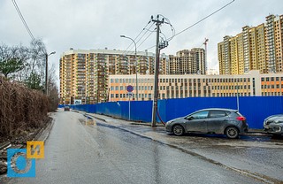 Фасад школы со стороны 2-й Советской улицы деревни Лохино