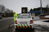 Автомобиль с камерой и оператор в яркой униформе