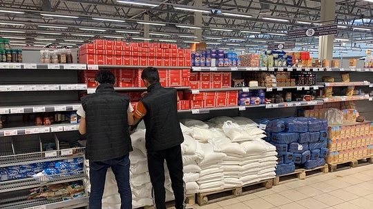 Сотрудники гипермаркета «Глобус» раскладывают товар, утро 17 марта 2020 года, Люди массово скупают товары из-за коронавируса