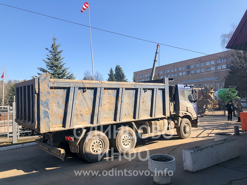 Грузовой автомобиль проезжает на территорию госпиталя, Строительные работы на территории военного госпиталя РВСН в Одинцово