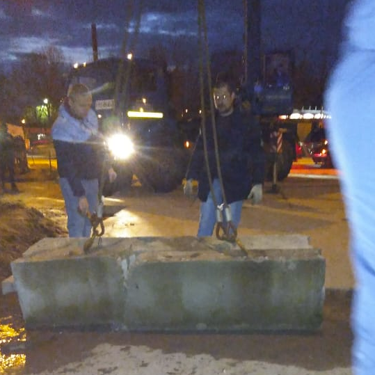 Протестующие перекрыли проезд на территорию бетонными блоками, Звенигородцы протестуют против завоза мусора на песчаный карьер
