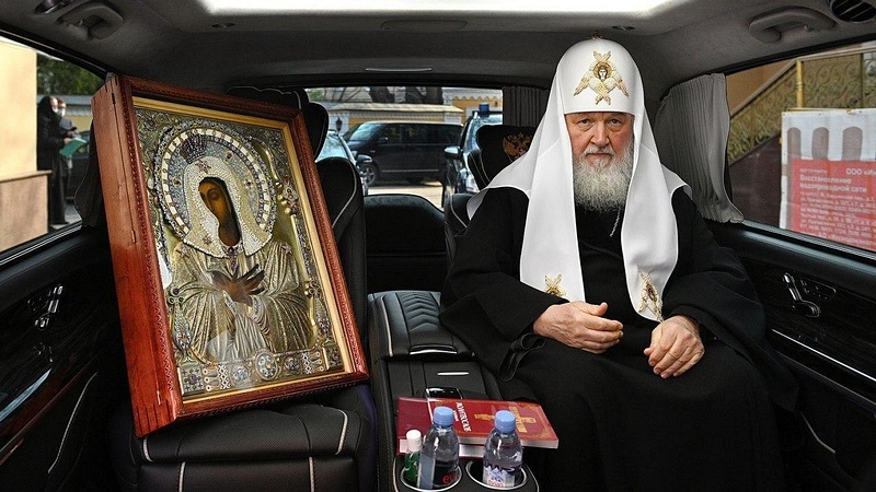 Патриарх Кирилл во время объезда Москвы с иконой, Священники облетели Звенигород с иконами и молитвой от вирусных инфекций