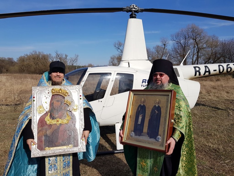 Священники облетели Звенигород с иконами и молитвой от вирусных инфекций