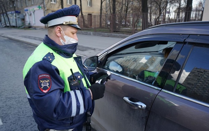 Сотрудник Госавтоинспекции Москвы проверяет электронный пропуск у водителя, Апрель