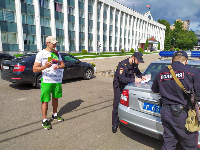 Сотрудники полиции записывают данные паспортов общественников, Пикеты у администрации 30.07.2020