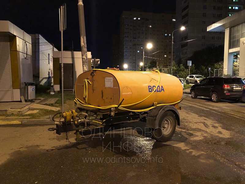 Бочка с технической водой в 5-м микрорайоне Одинцово, бульвару Маршала Крылова 16, В Одинцово 100 тыс человек осталось без воды