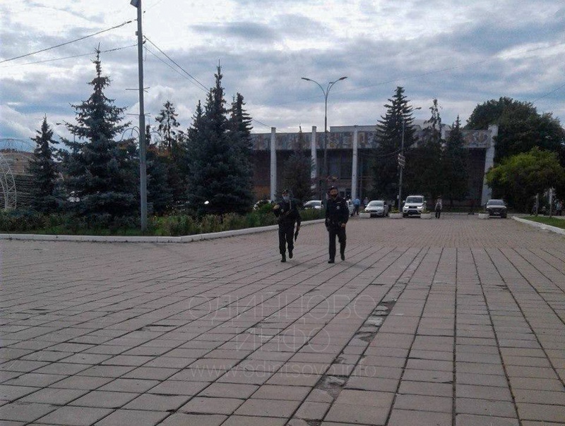 Сотрудники полиции прибыли на место пикета, чтобы в очередной раз посмотреть в паспорт Михаила Белозуба, «Хватит уплотнять наш город!»: новый пикет у администрации