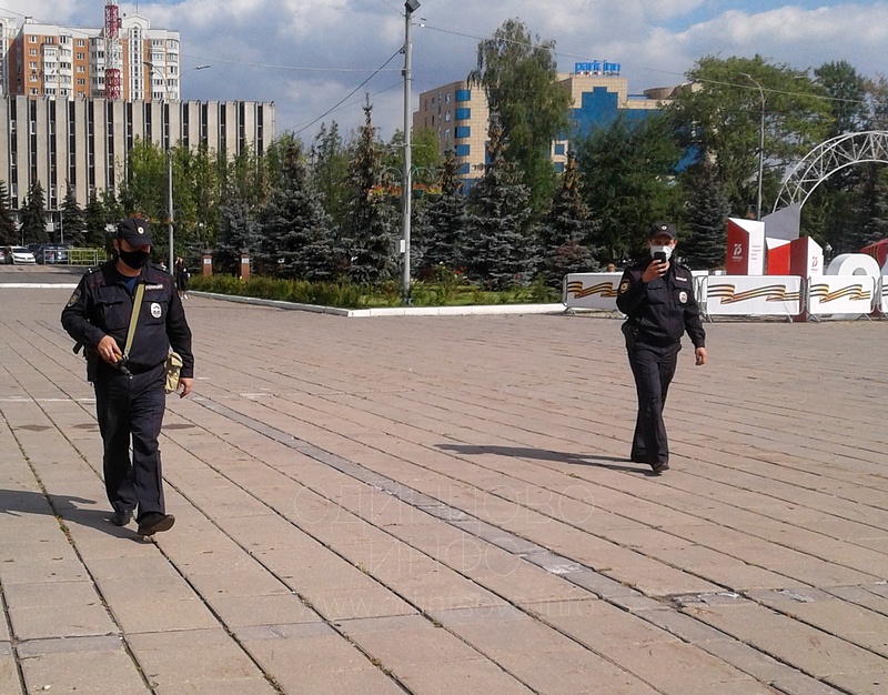 Сотрудники полиции прибыли на место пикета, Михаил Белозуб в одиночном пикете у администрации Одинцовского округа