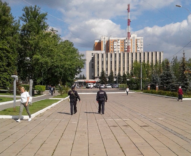Полицейские покинули место пикета после проверки документов, Михаил Белозуб в одиночном пикете у администрации Одинцовского округа