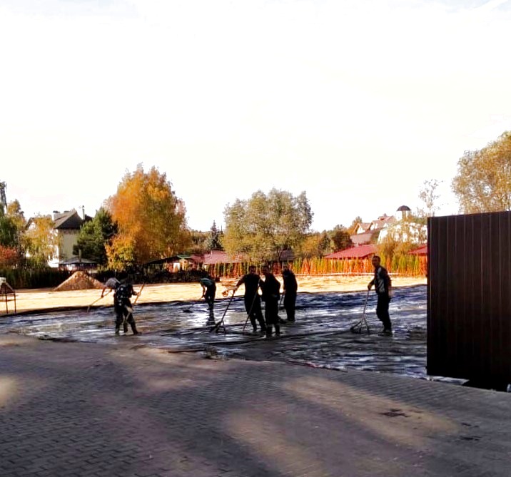 Рабочие на участке, Бывший пруд в хуторе Никонорово начали бетонировать