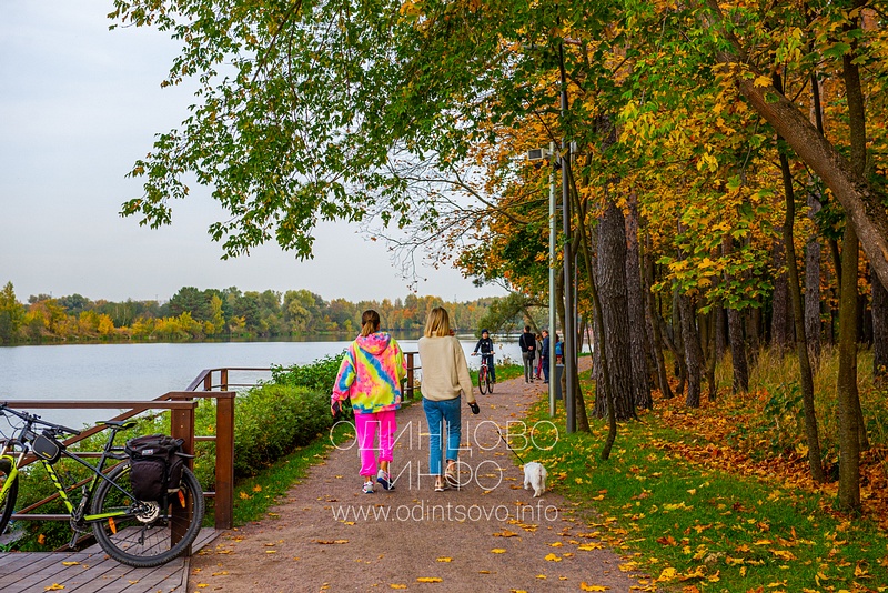 Парк у воды «Отражение», набережная, Москва река, Парк у воды «Отражение», деревня Раздоры, осень 2020