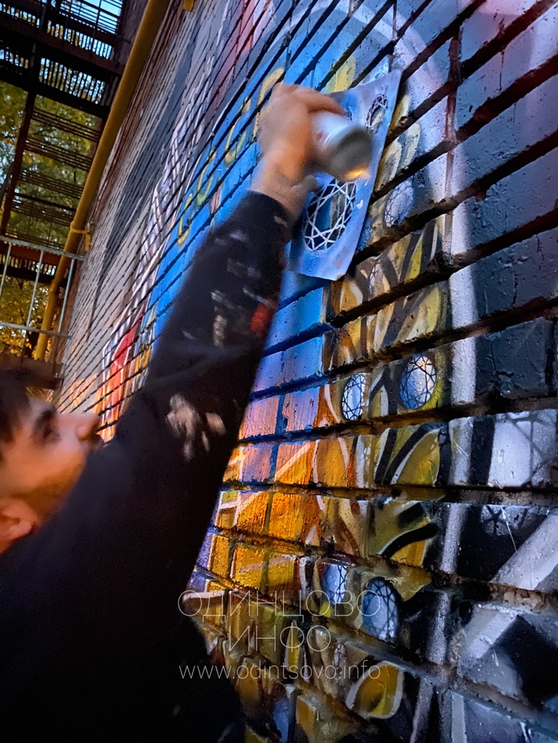 Уличный художник восстанавливает изображение на доме, Дмитрий Лёвочкин восстановил граффити ВОВ на улице Маршала Бирюзова, 2