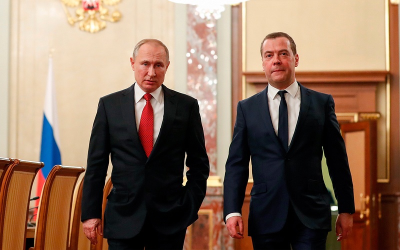 Президент Владимир Путин и бывший президент Дмитрий Медведев, Декабрь