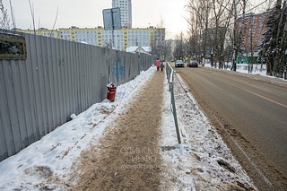 Неубранный снежный вал на тротуаре Солнечной улицы в районе дома №16 тает на месте под воздействием химических реагентов