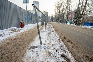 Неубранный снежный вал на тротуаре Солнечной улицы в районе дома №16 тает на месте под воздействием химических реагентов