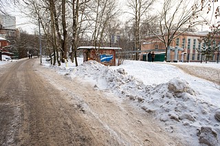 Несанкционированная свалка грязных снежных отходов, содержащих антигололёдные реагенты, на зелёных насаждениях, Солнечная улица, 12