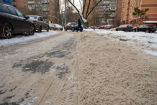 Снег просто сметают, часть дороги не очищена, Верхне-Пролетарская улица, 7