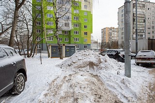 Несанкционированная свалка грязных снежных отходов, содержащих антигололёдные реагенты, на зелёных насаждениях Верхне-Пролетарская улица, 7