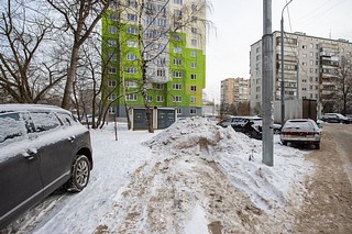 Несанкционированная свалка грязных снежных отходов, содержащих антигололёдные реагенты, на зелёных насаждениях, Верхне-Пролетарская улица, 7